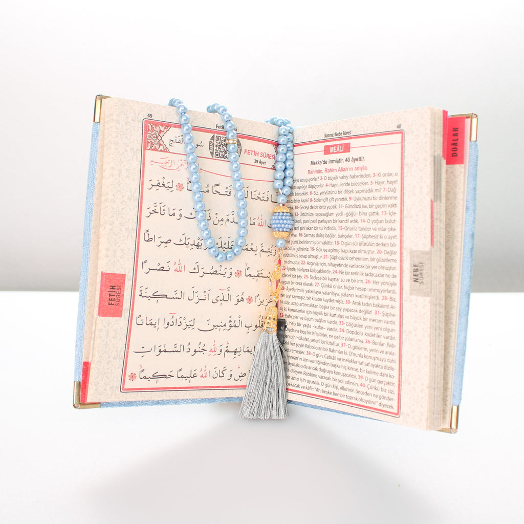 Perlen-Tasbih / Gebetskette & Koran im Organzasäckchen – Blau für Jungen, Plexiglas mit Personalisierung