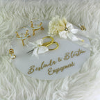 Verlobungstablett | Elegant Ringtablett mit Ringhalter, Schere und Blumendekor | Personalisierbar | rund Acryl