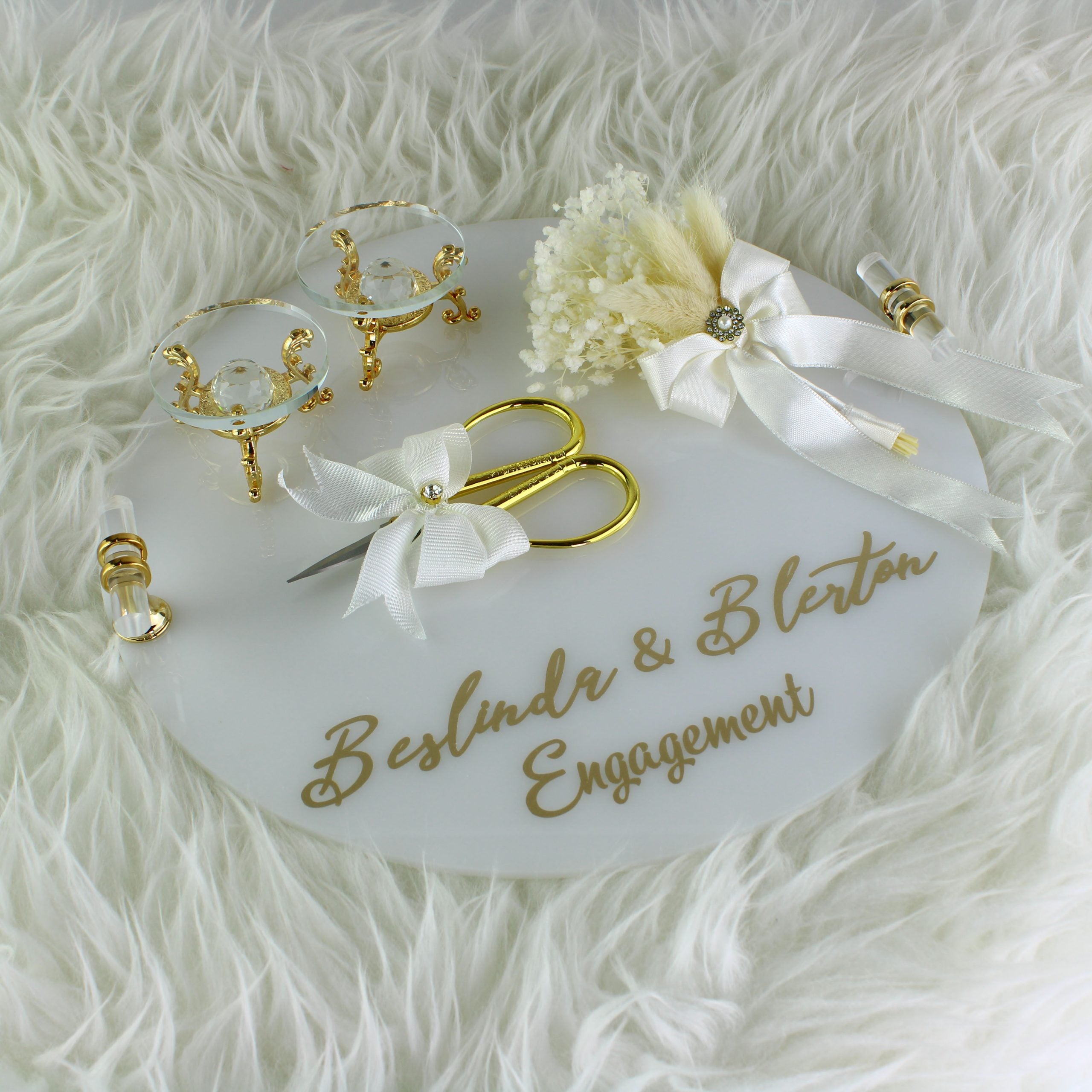 Verlobungstablett | Elegant Ringtablett mit Ringhalter, Schere und Blumendekor | Personalisierbar | rund Acryl