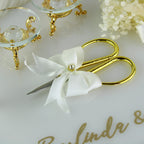 Verlobungstablett | Elegant Ringtablett mit Ringhalter, Schere und Blumendekor | Personalisierbar | rund Acryl
