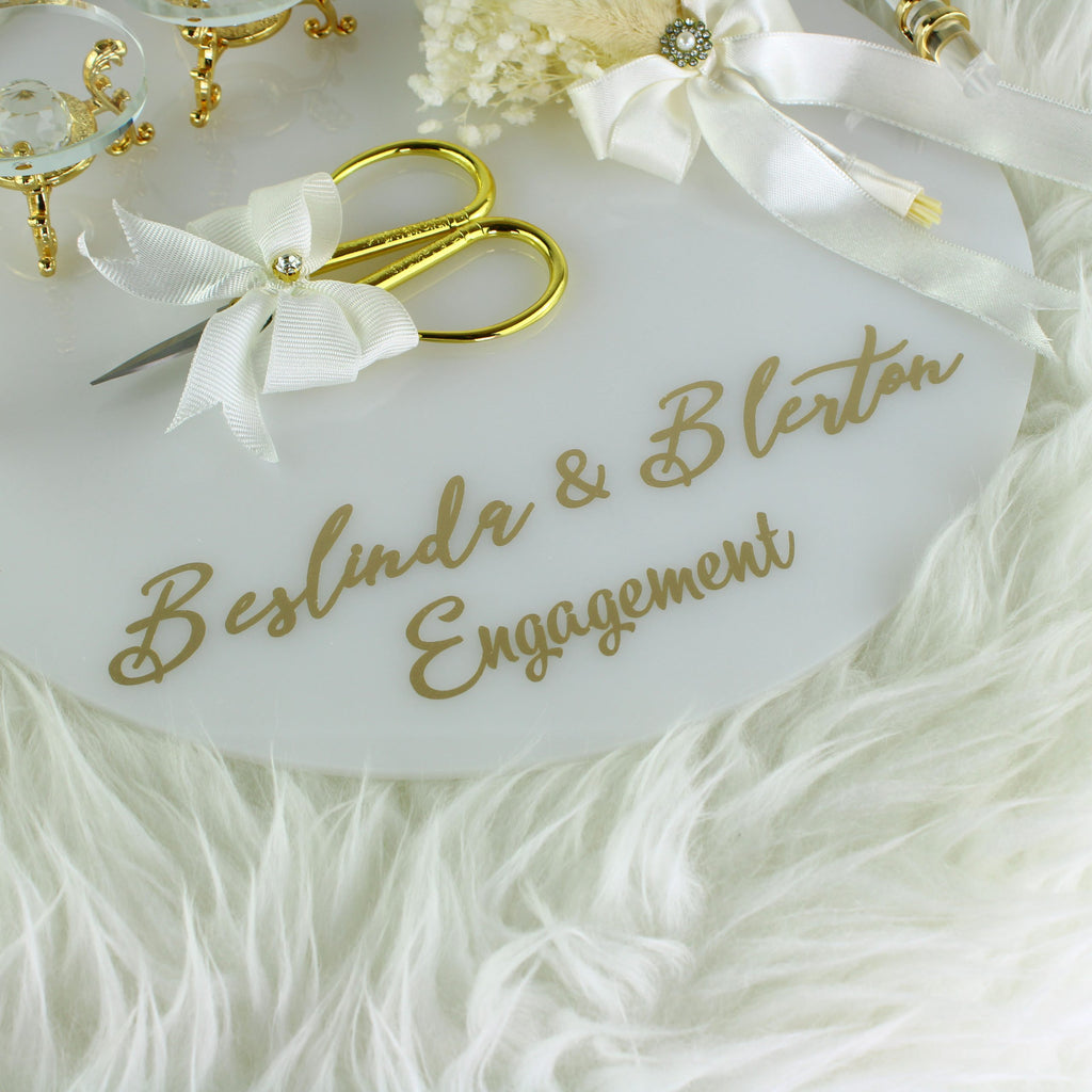 Verlobungstablett | Elegant Ringtablett mit Ringhalter, Schere und Blumendekor | Personalisierbar | rund Acryl