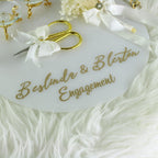 Verlobungstablett | Elegant Ringtablett mit Ringhalter, Schere und Blumendekor | Personalisierbar | rund Acryl