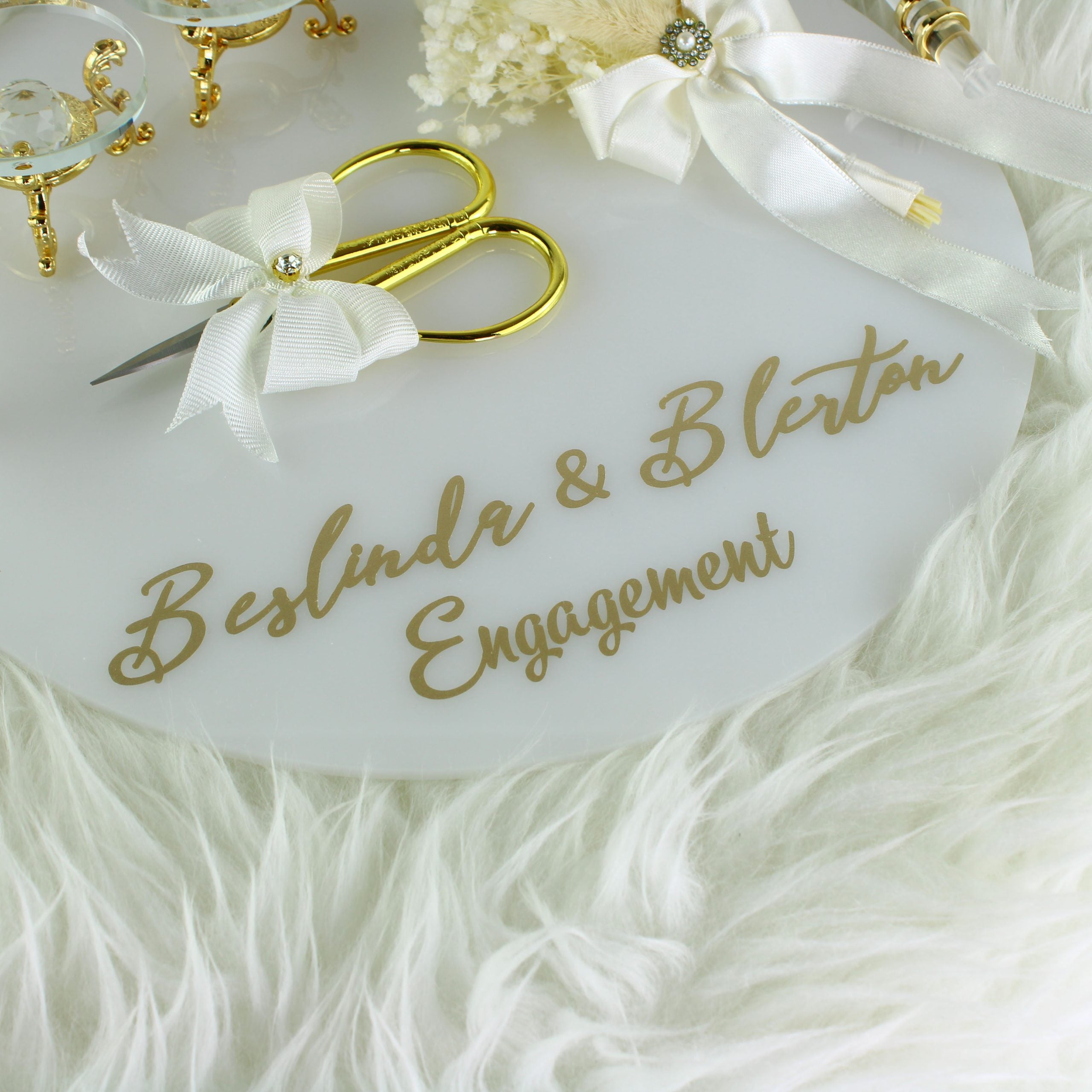 Verlobungstablett | Elegant Ringtablett mit Ringhalter, Schere und Blumendekor | Personalisierbar | rund Acryl