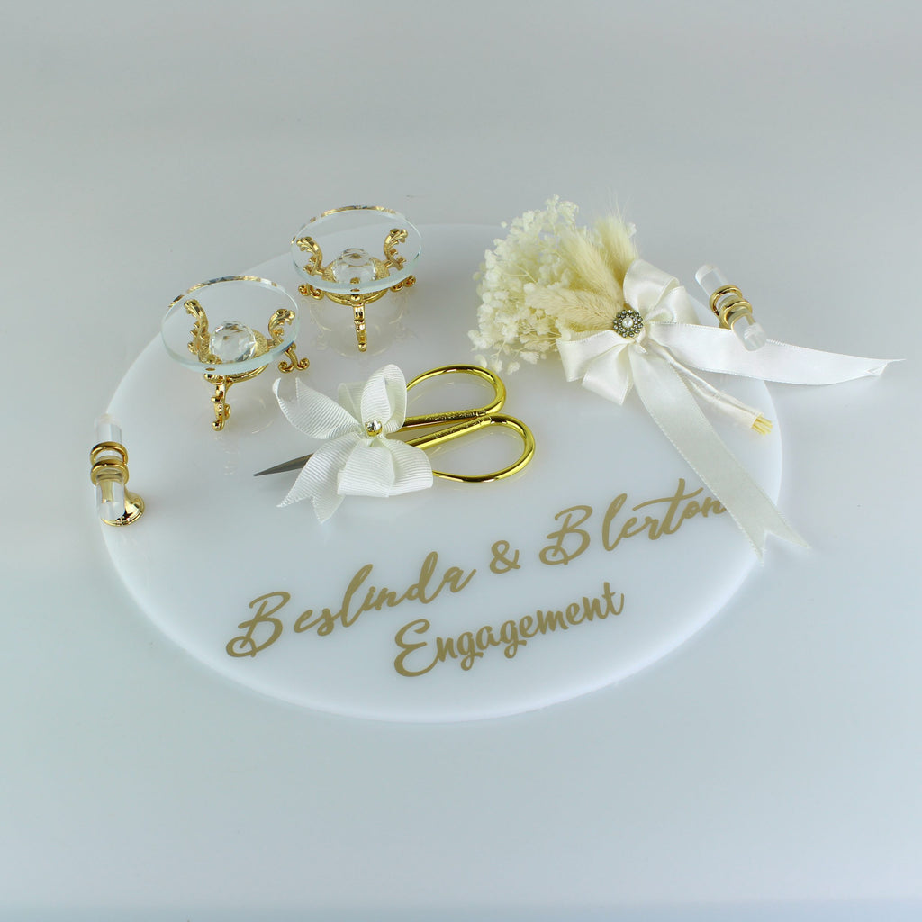 Verlobungstablett | Elegant Ringtablett mit Ringhalter, Schere und Blumendekor | Personalisierbar | rund Acryl