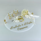 Verlobungstablett | Elegant Ringtablett mit Ringhalter, Schere und Blumendekor | Personalisierbar | rund Acryl