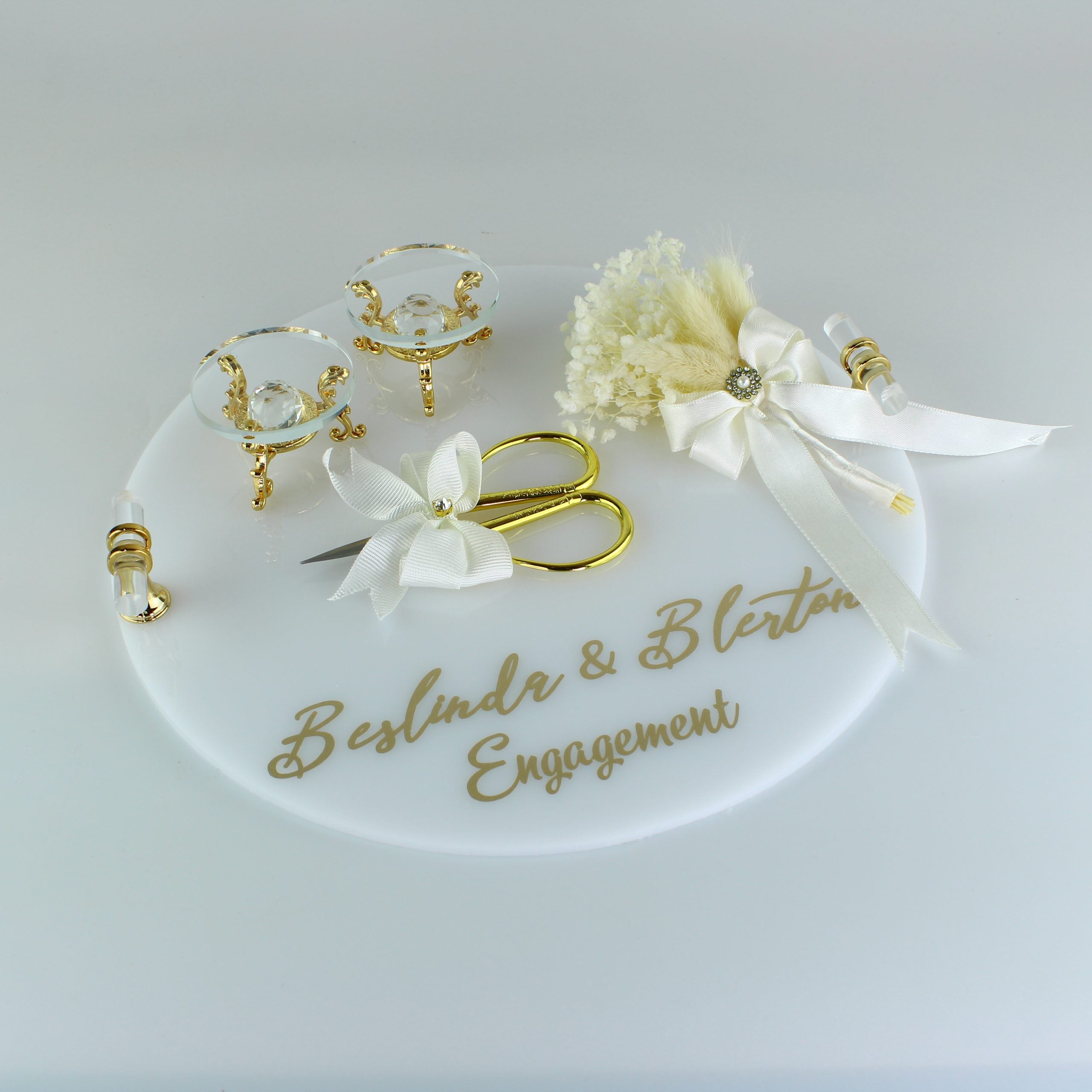 Verlobungstablett | Elegant Ringtablett mit Ringhalter, Schere und Blumendekor | Personalisierbar | rund Acryl