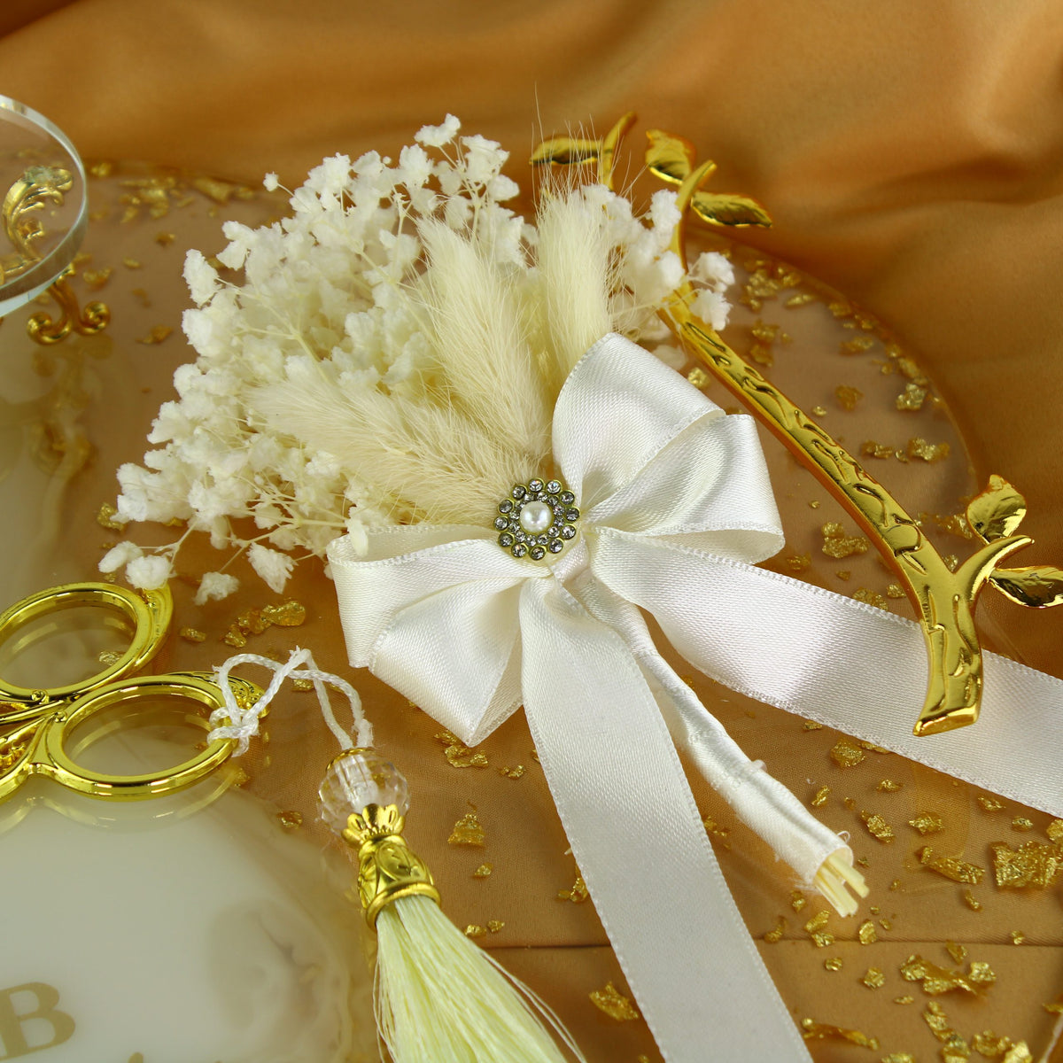 Verlobungstablett | Blumenform Ringtablett mit Ringhaltern, Blumen & Schere | Personalisierbar | Epoxidharz
