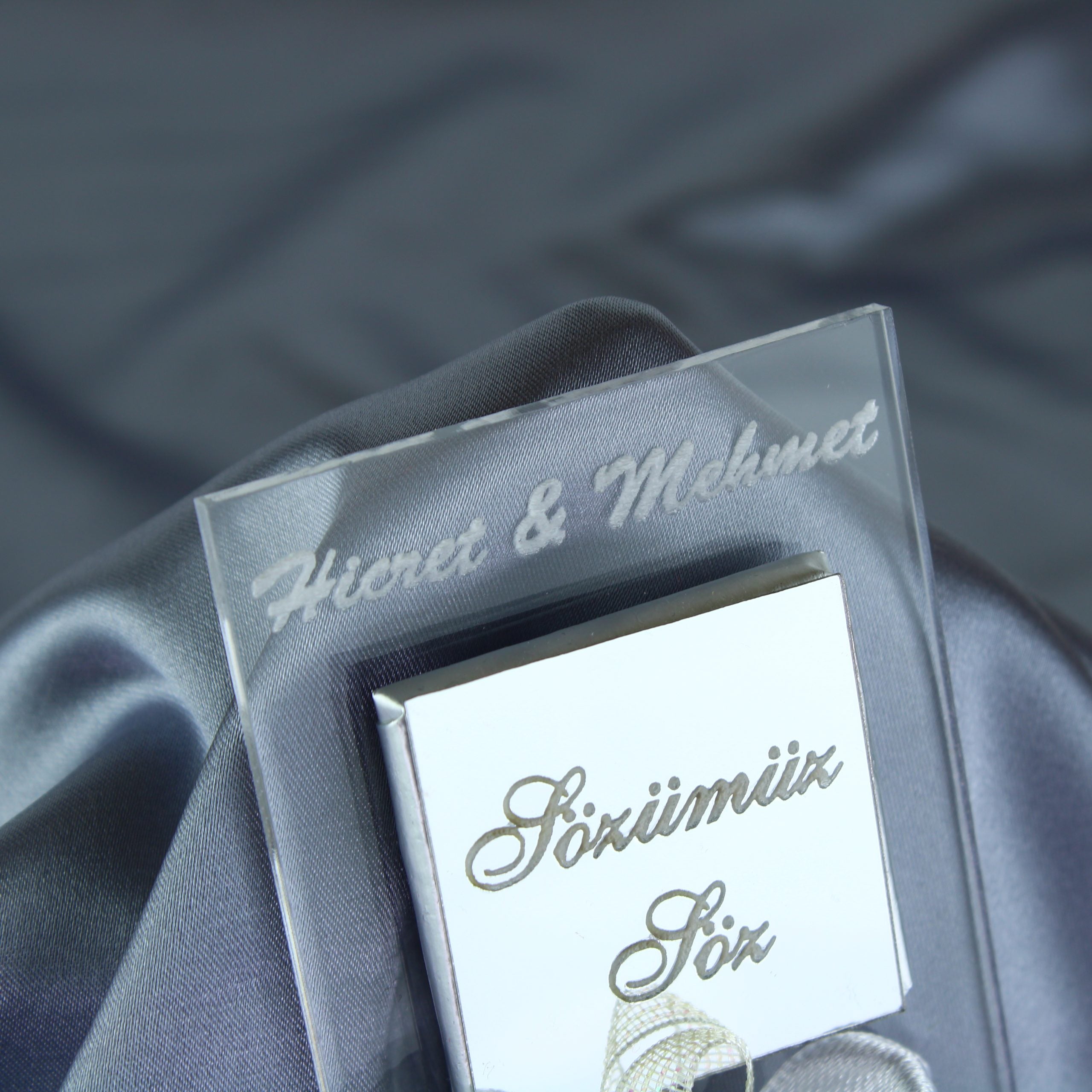 Gastgeschenk mit Schokolade, Blütenband & Perle | Stilvoller Magnet für Hochzeit, Geburtstag, alle Events - Personalisierbar