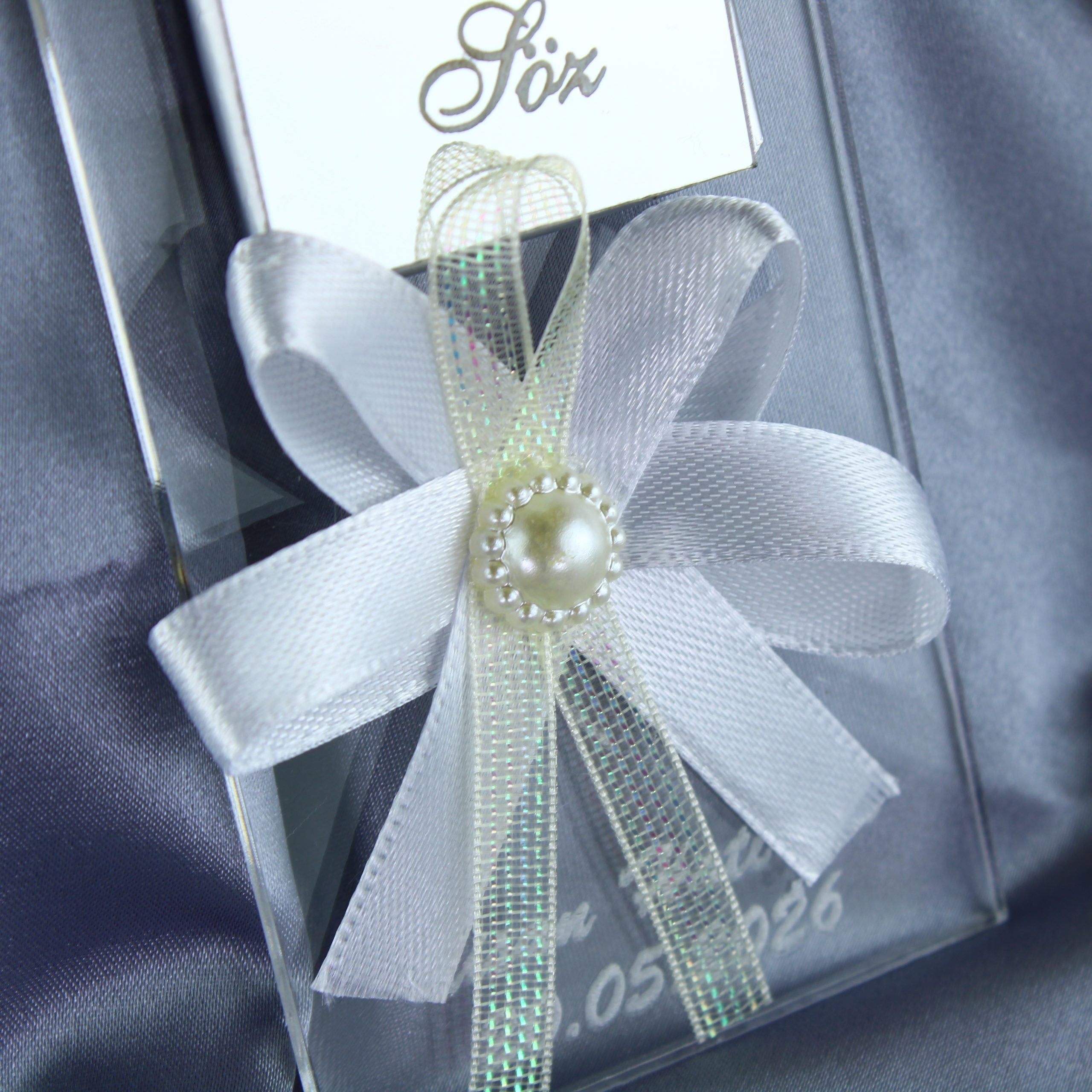Gastgeschenk mit Schokolade, Blütenband & Perle | Stilvoller Magnet für Hochzeit, Geburtstag, alle Events - Personalisierbar