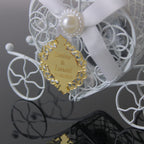 Personalisierbares Gastgeschenk Kutsche mit Dragees, Schleife, Perlen & Plexi Gravur - Elegant für Hochzeit & Verlobung