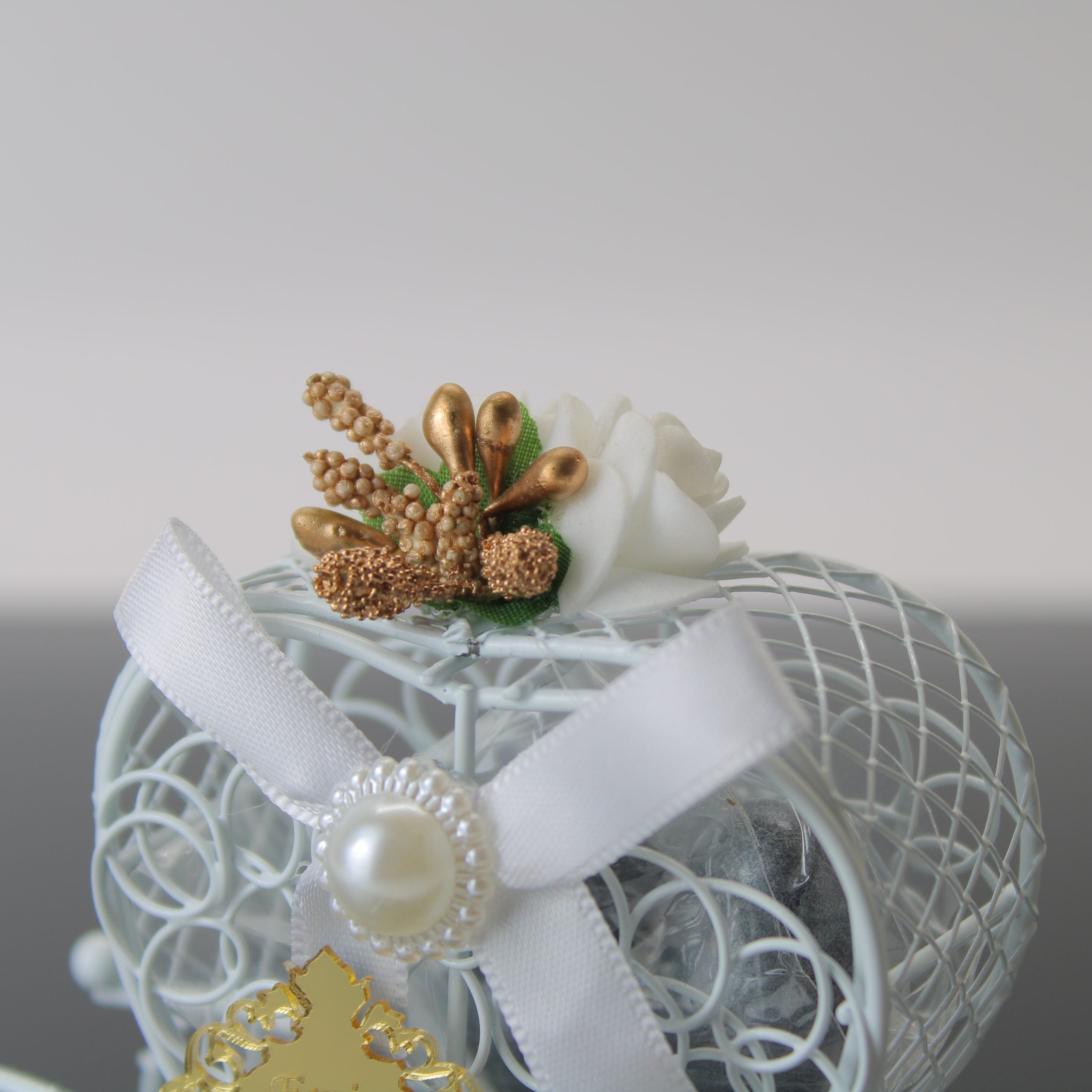 Personalisierbares Gastgeschenk Kutsche mit Dragees, Schleife, Perlen & Plexi Gravur - Elegant für Hochzeit & Verlobung