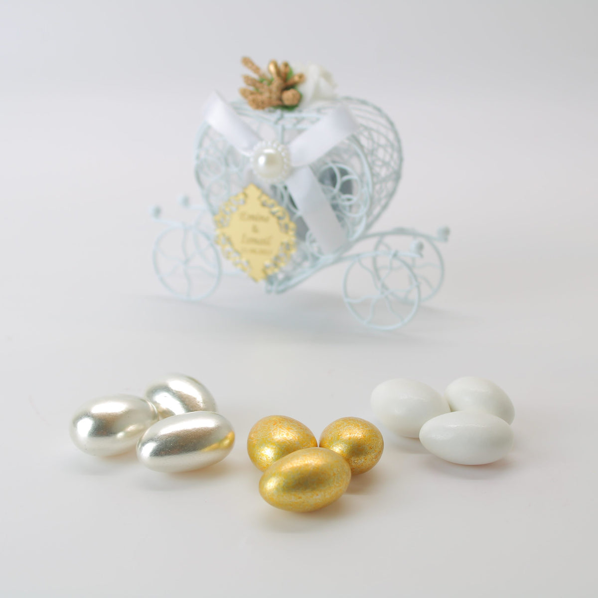 Personalisierbares Gastgeschenk Kutsche mit Dragees, Schleife, Perlen & Plexi Gravur - Elegant für Hochzeit & Verlobung