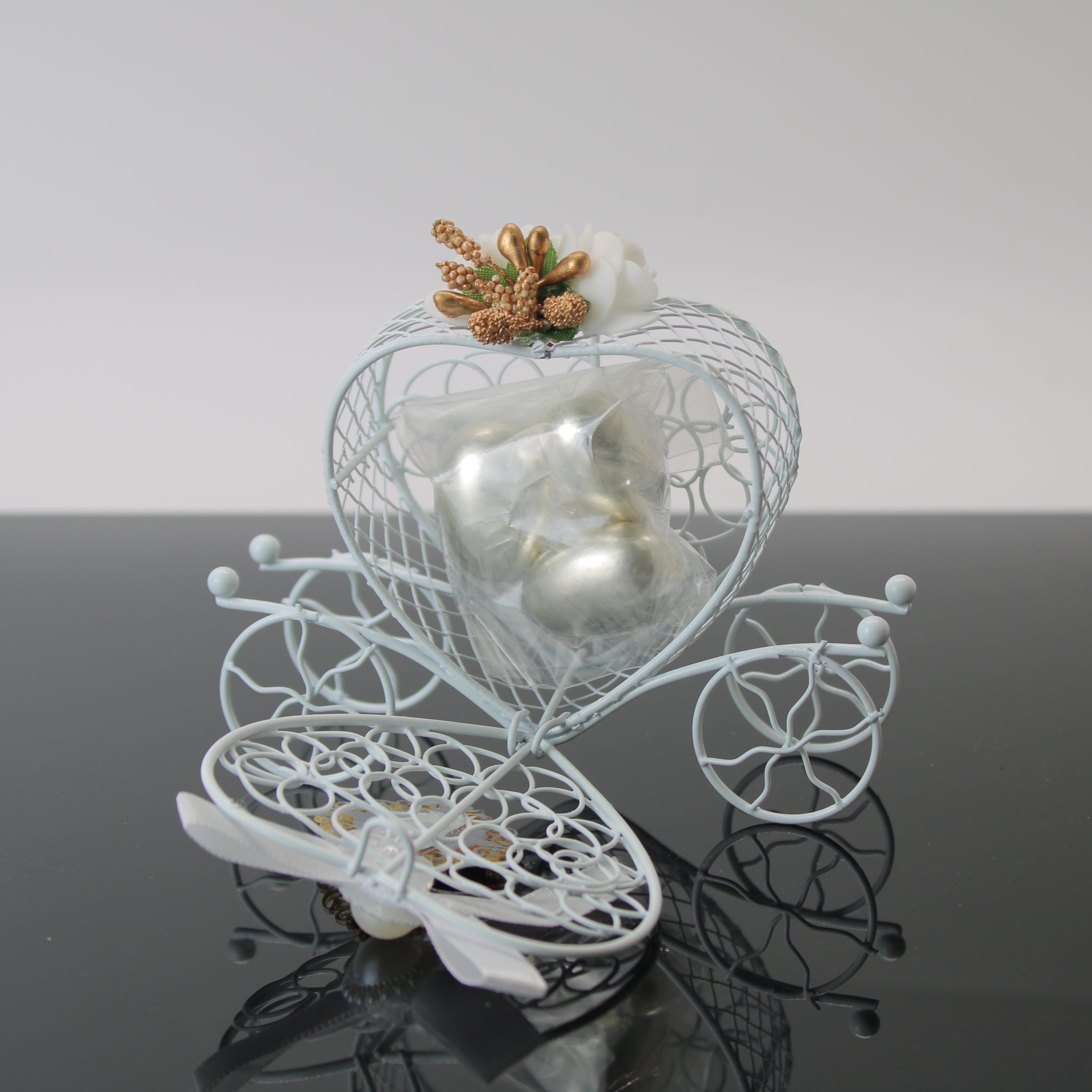 Personalisierbares Gastgeschenk Kutsche mit Dragees, Schleife, Perlen & Plexi Gravur - Elegant für Hochzeit & Verlobung