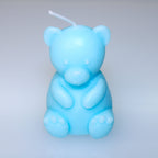Personalisierte Bärenkerze mit Gravur – Geschenkidee für Babyfeier in Blau & Rosa