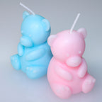 Personalisierte Bärenkerze mit Gravur – Geschenkidee für Babyfeier in Blau & Rosa