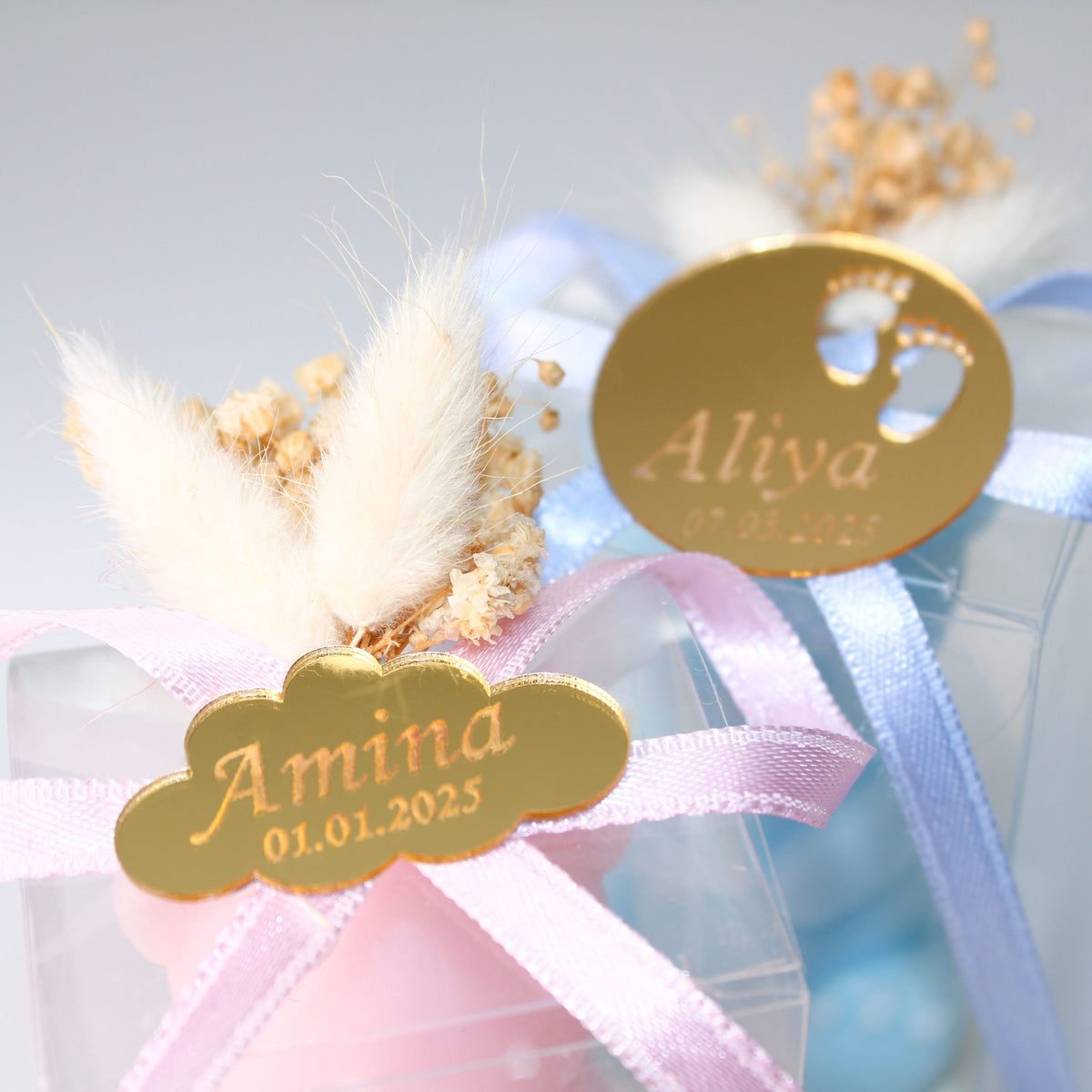 Personalisierte Bärenkerze mit Gravur – Geschenkidee für Babyfeier in Blau & Rosa
